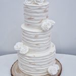 Wedding Cake blanc sans pate à sucre avec roses sculptées