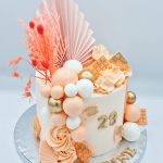 Layer cake rose et blanc bohème avec decorations en sucre