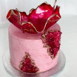 Géode cake rose et rouge avec sculpture en sucre