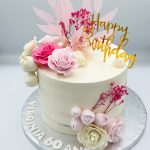 Layer cake pour anniversaire blanc et rose fleuri roses en sucre