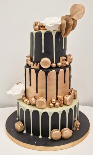 Drip cake noir et bronze avec macarons