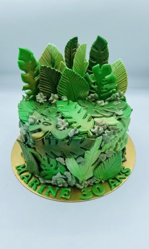 Layer cake jungle intégralement couvert de feuilles sculptées en pate a sucre