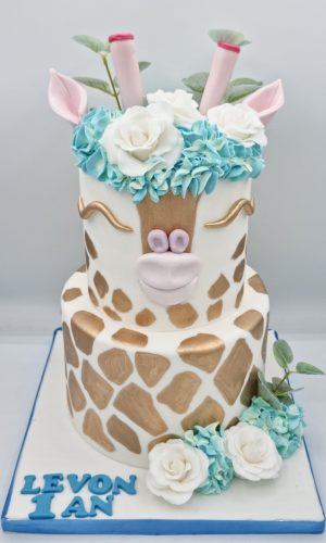 Layer cake giraffe blanc bleu et or avec roses sculptées