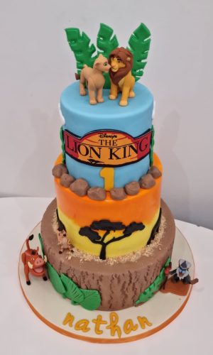 Layer cake roi lion sur trois étage avec sculpture en pate a sucre