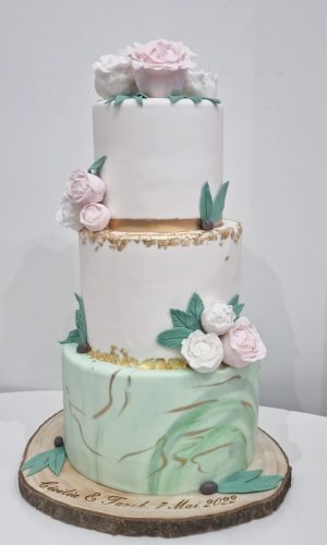 wedding cake trois étages, nature et roses sculptées