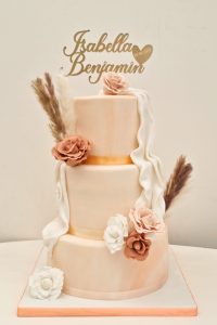 Wedding cake trois étages rosé bohème avec roses sculptées