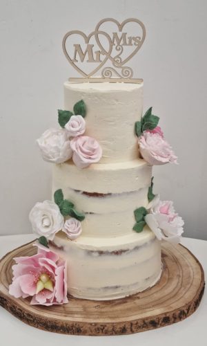 Wedding cake 3 étages blanc avec roses sculptées