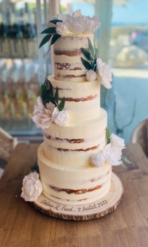 Layer Cake de quatre étages avec des roses sculptées à la main