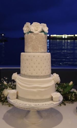 Wedding cake trois étages blanc et argenté capitonné et roses sculptées