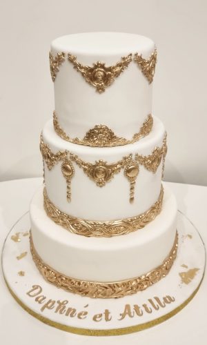 Wedding cake trois étages avec pâte à sucre blanc et doré