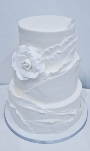 Wedding Cake trois étages blanc fleur sculptée