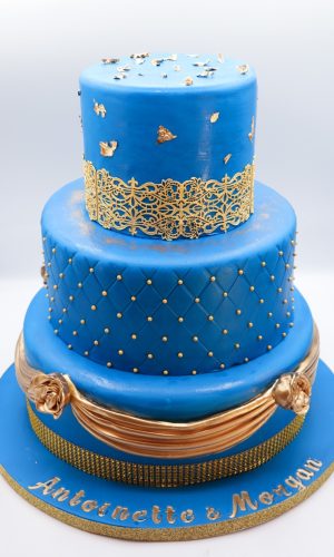 Wedding cake trois étages avec pâte à sucre bleue