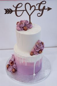 Wedding Cake deux étages sans pate a sucre, drip cake, blanc et lilas