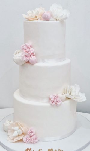 Wedding Cake sur trois étages avec des fleurs sculptées