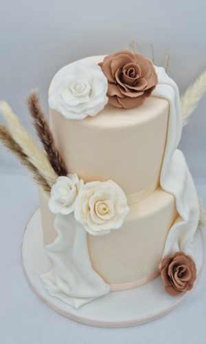 Wedding cake deux étages rosé bohème avec roses sculptées