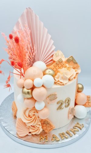 Layer cake rose et blanc bohème avec decorations en sucre