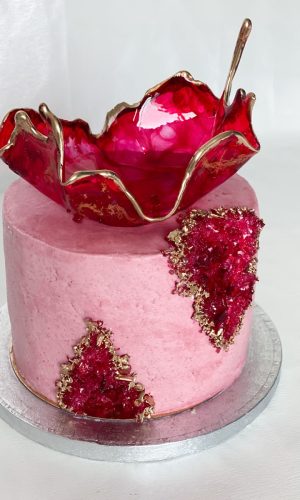 Géode cake rose et rouge avec sculpture en sucre