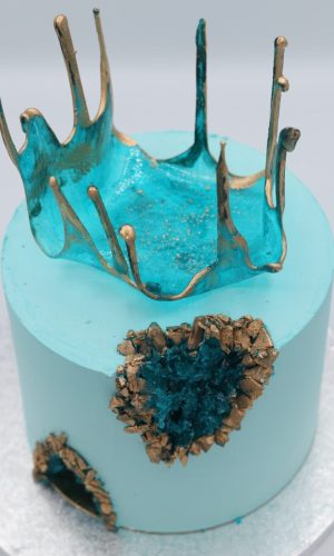 Géode cake turquoise avec suclpture en sucre