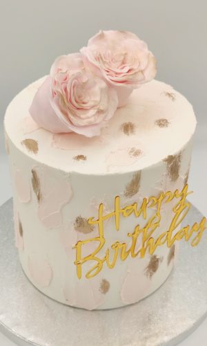 Layer cake rose et blanc avec roses sculptées