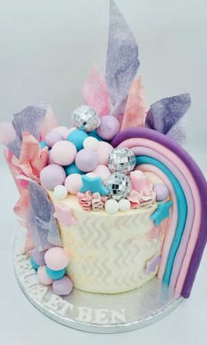 Layer cake rainbow disco avec decorations