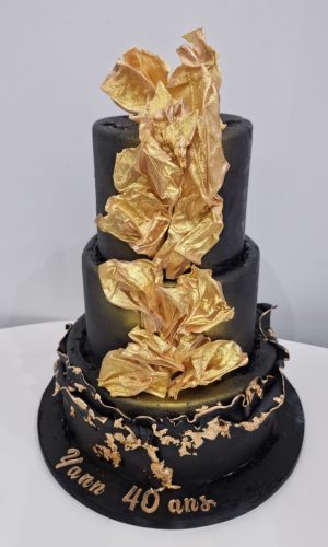 Layer cake noir avec décorations dorées