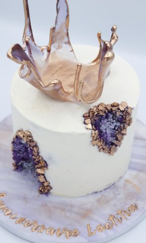 Géode cake violet blanc et doré avec sculpture en sucre