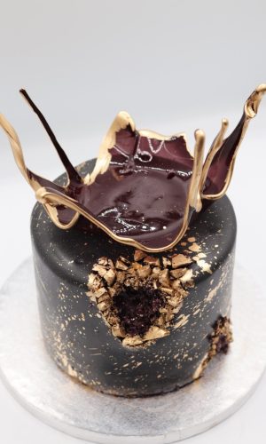 Geode cake noir et doré avec sculpture en sucre