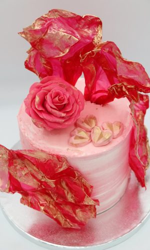 Layer cake rose et rouge avec rose sculptée