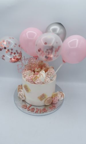 Layer cake rose et blanc et décorations