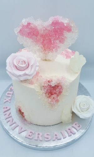 geode cake rose et blanc avec roses en sucre