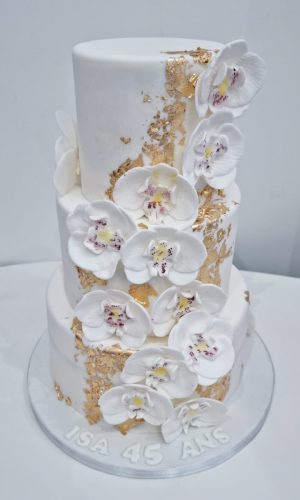 Layer cake guirlande d'orchidées blanches et dorées