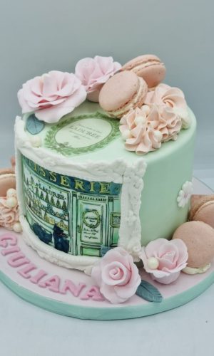 Layer cake avec des roses en sucre et des macarons sur le thème de ladurée