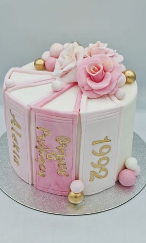 Layer cake rose sur le thème de la littérature avec des roses en sucre