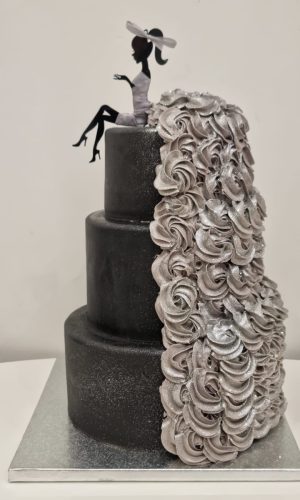 Layer cake avec silhouette feminine et pochage noir