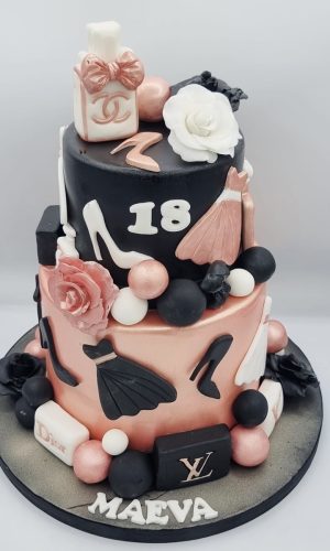 Layer cake rose et noir sur le thème de la mode