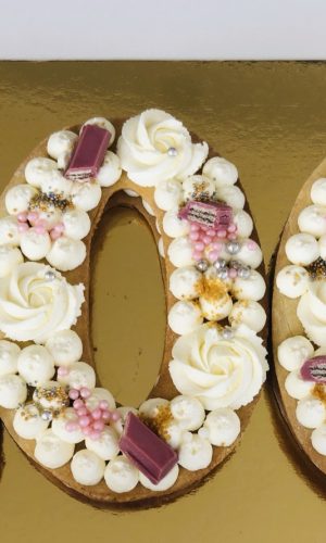Number cake 106 avec decorations roses et blanches