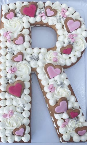 Number cake rose et blanc en forme de R