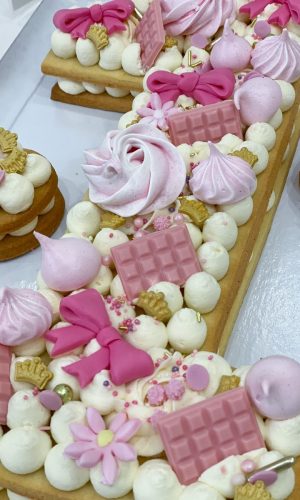Number cake avec décorations gourmandes roses